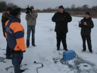 Станислав Егинов, проводя рейд на озере, напомнил рыбакам о мерах безопасности на льду